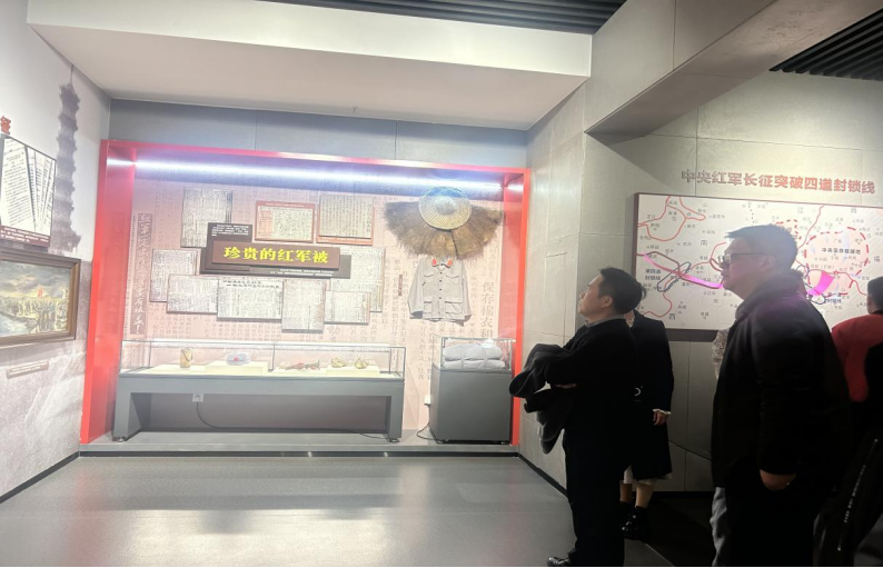 参观陈列馆 参观陈列馆