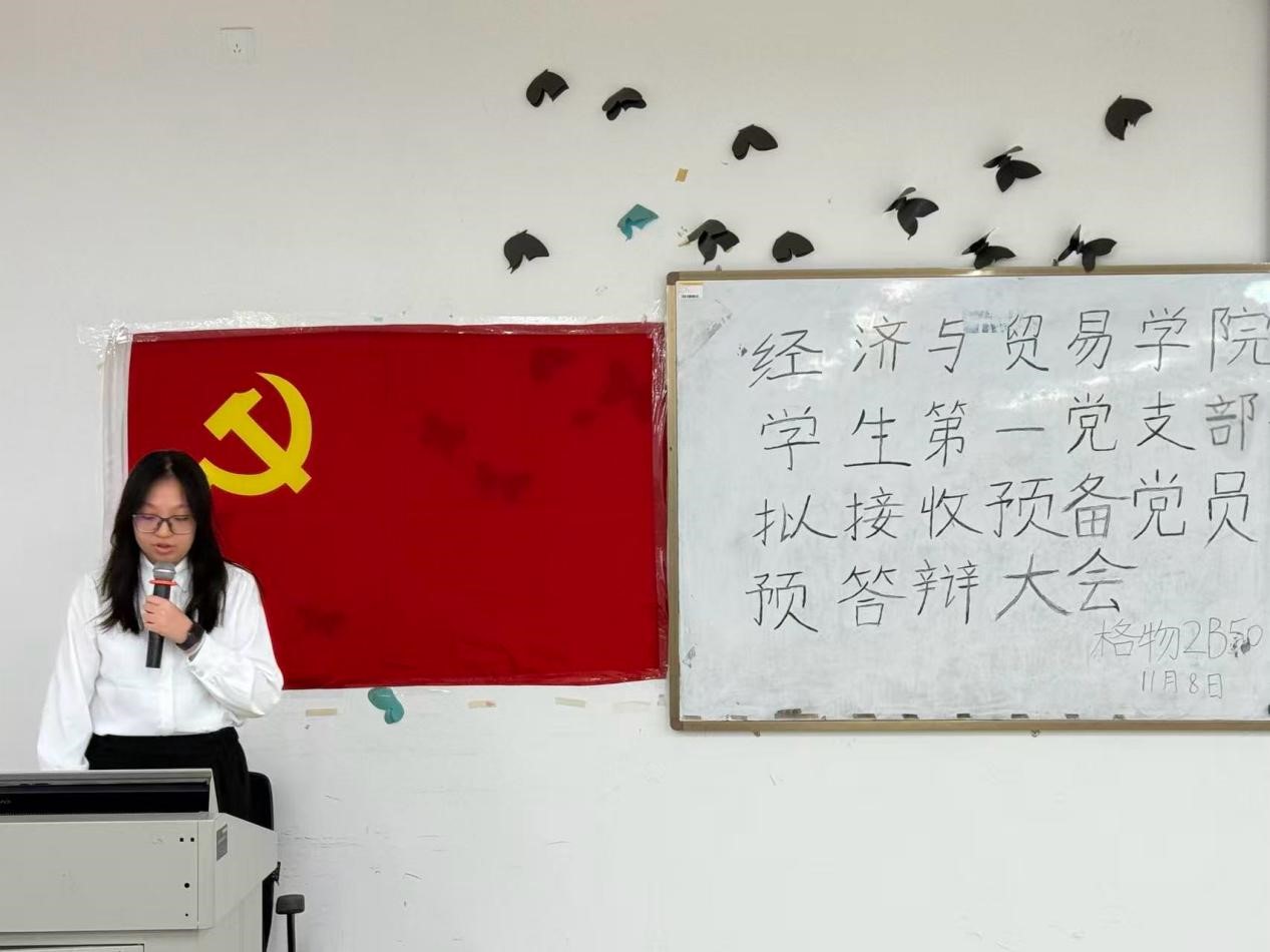 图3：付悦慈同志进行答辩