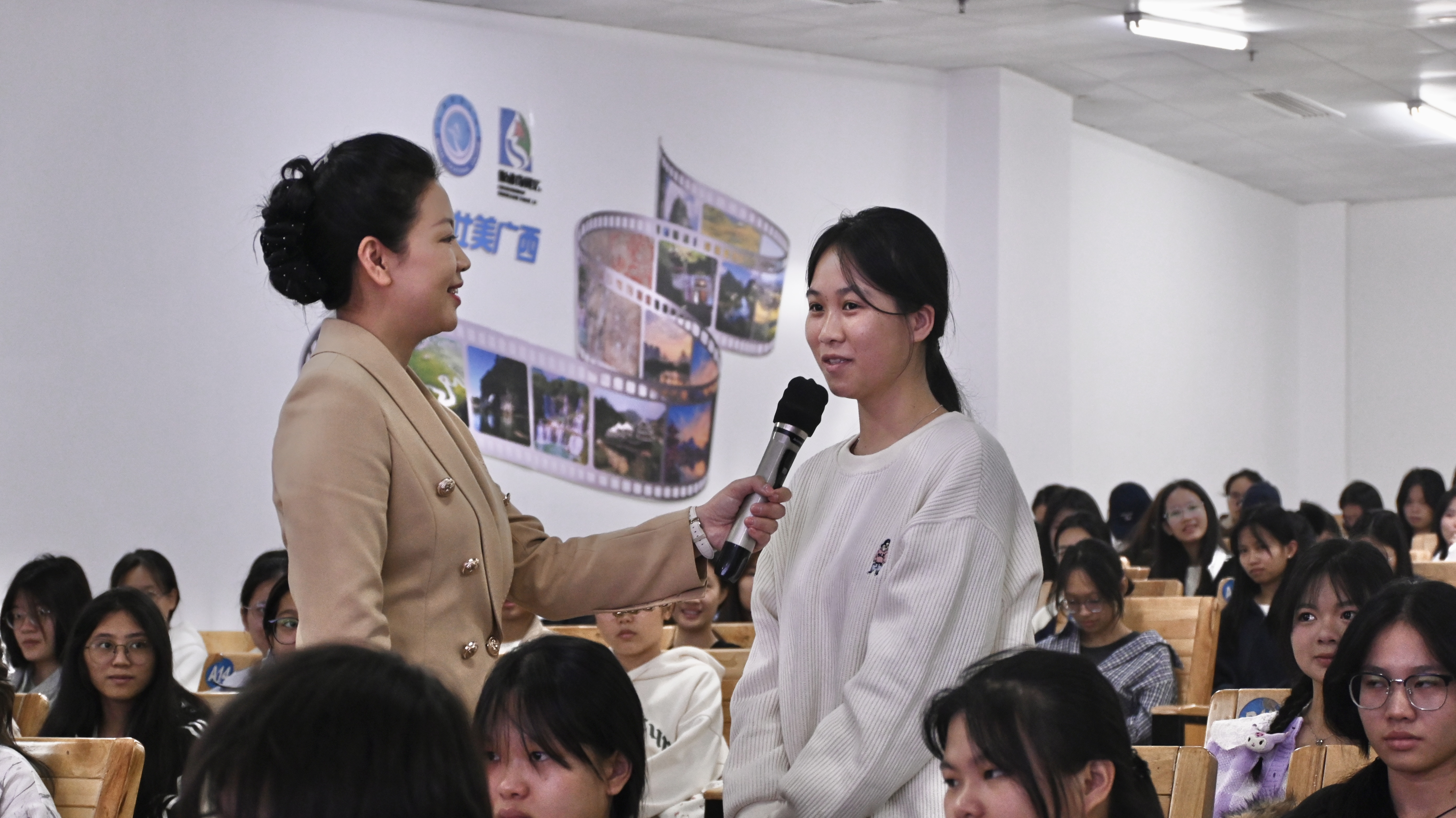 陈苑荣老师与同学互动 陈苑荣老师与同学互动