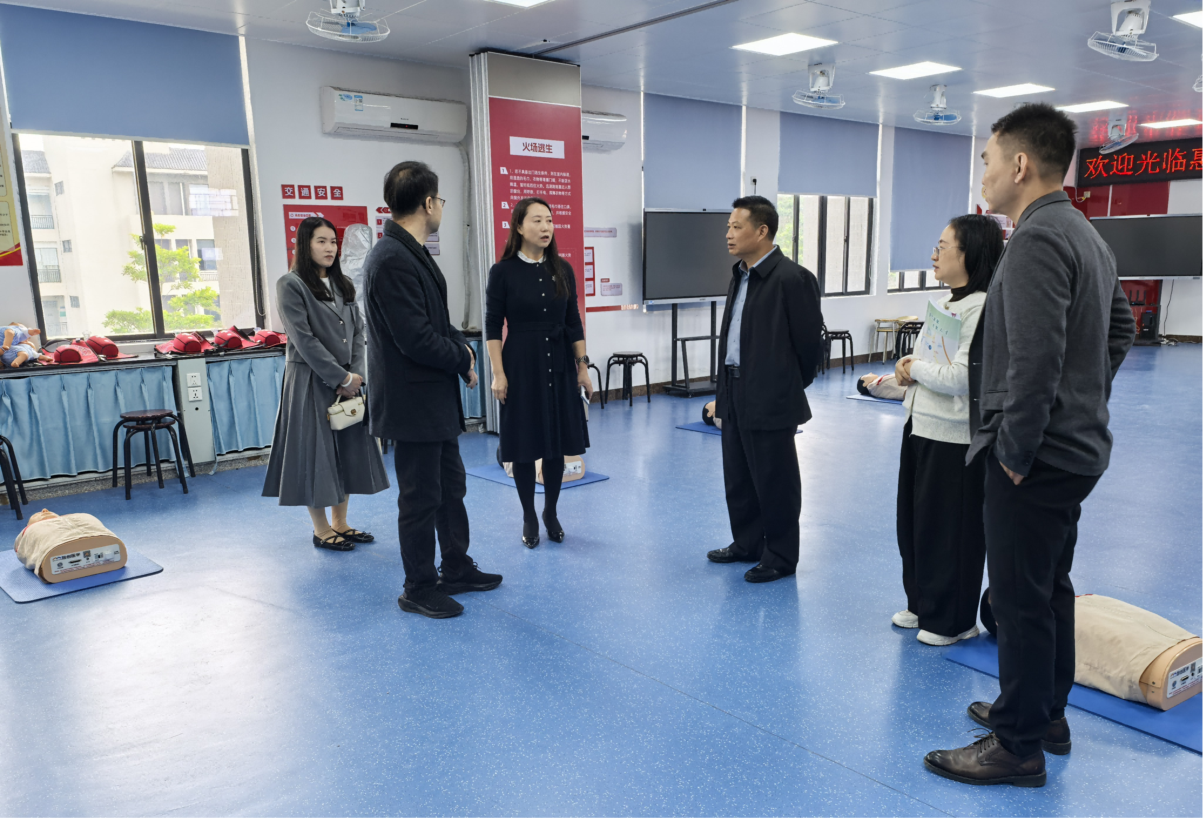 考察组细致查看实训设备配置，与现场教师深入交流