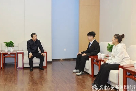 新疆维吾尔自治区党委书记陈小江同新疆大学学生交流