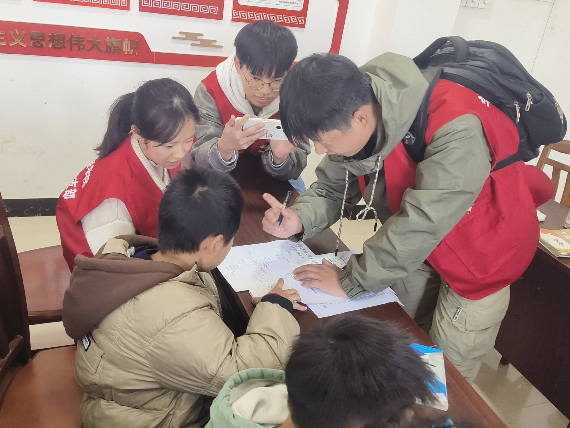 志愿者辅导学生完成作业