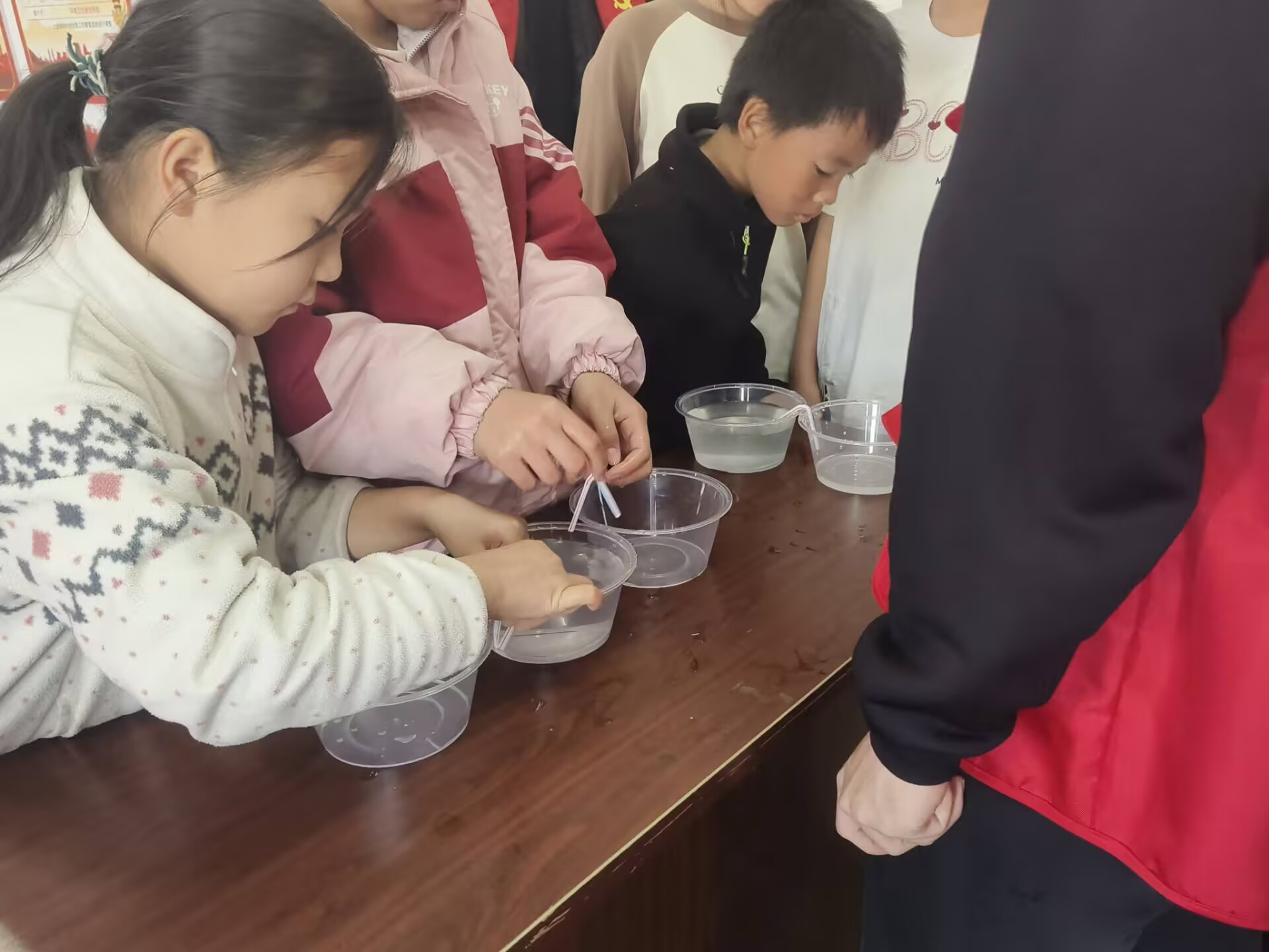 小学生们在亲手操作“流动的水”实验