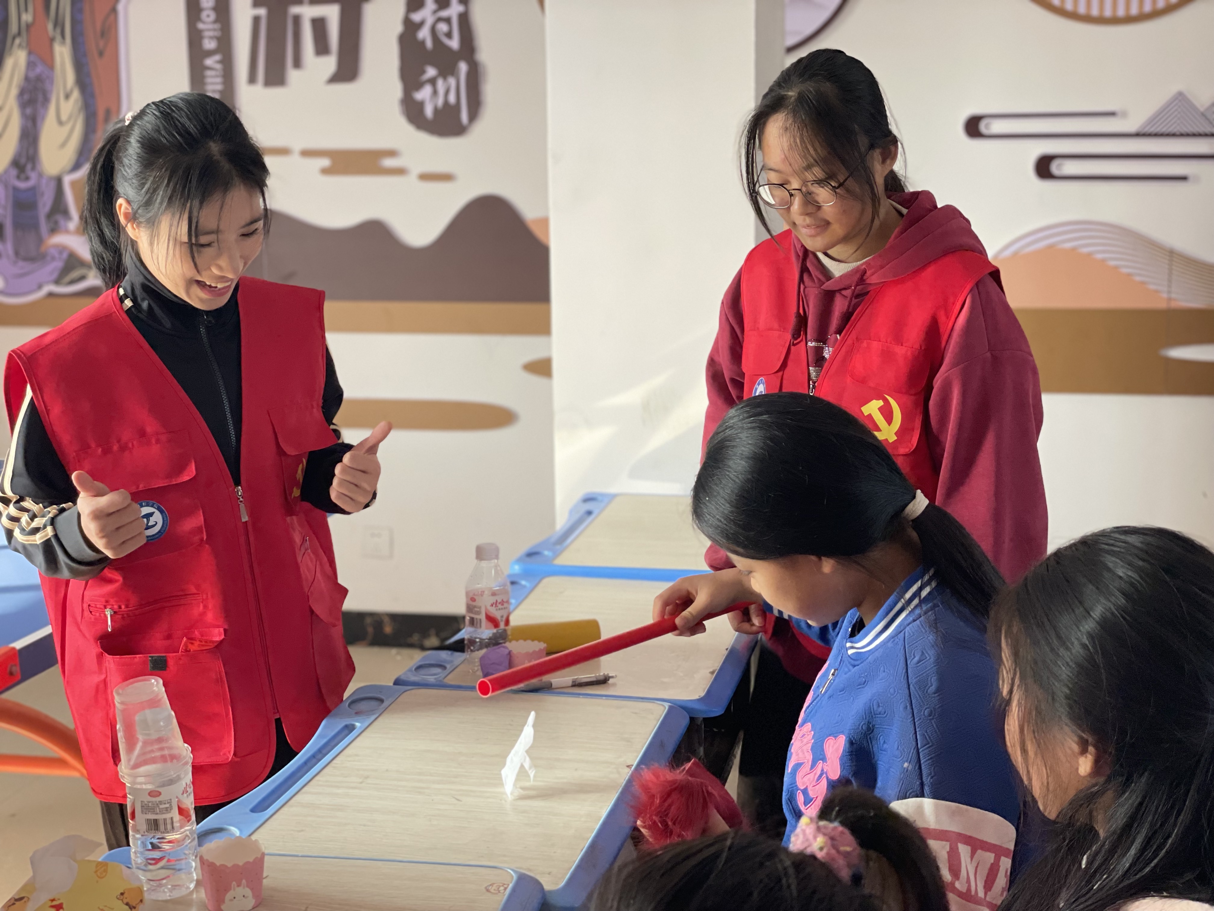 2023级物联网工程专业姚婷指导学生做“跳舞的小人”实验