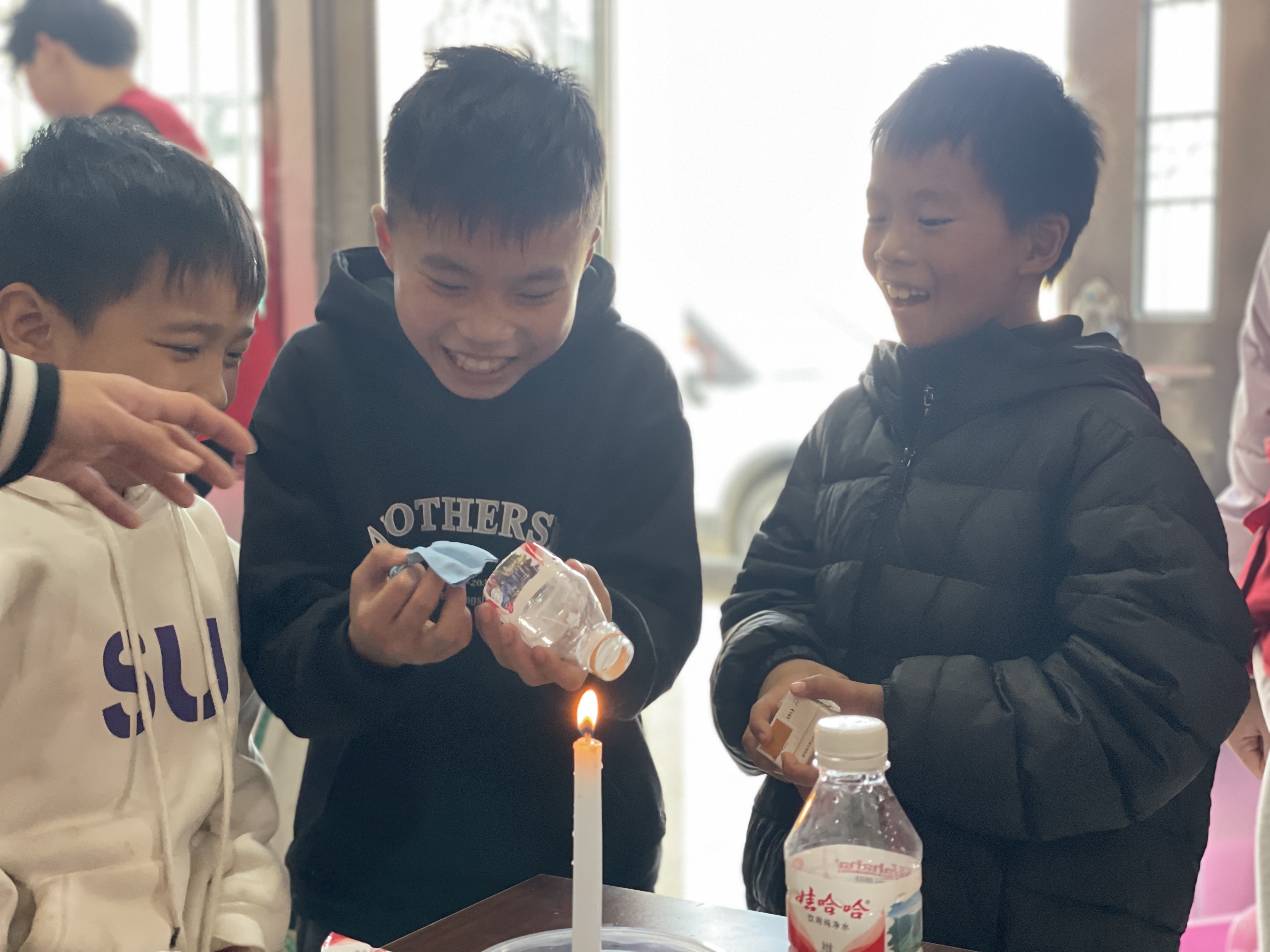 小学生们在尝试“简易空气炮”实验