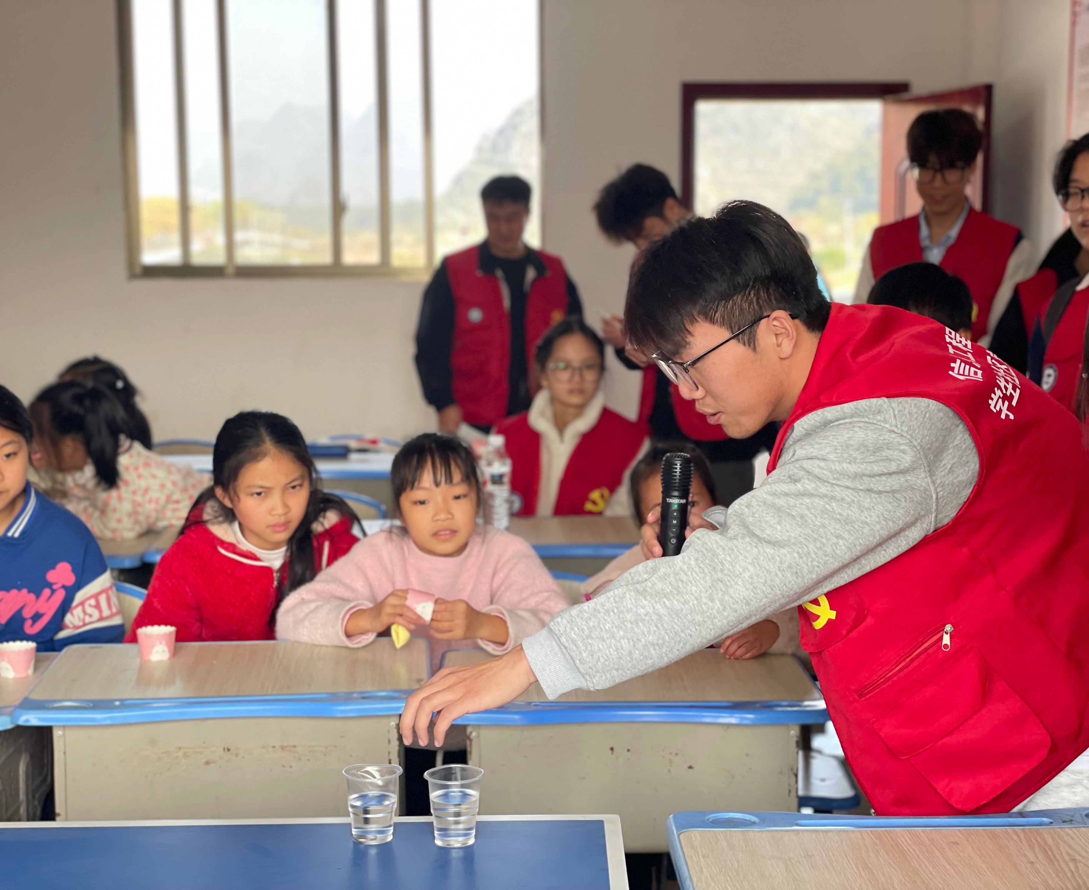 2023级软奖工程专业郜言喜正在演示“消失的硬币”实验