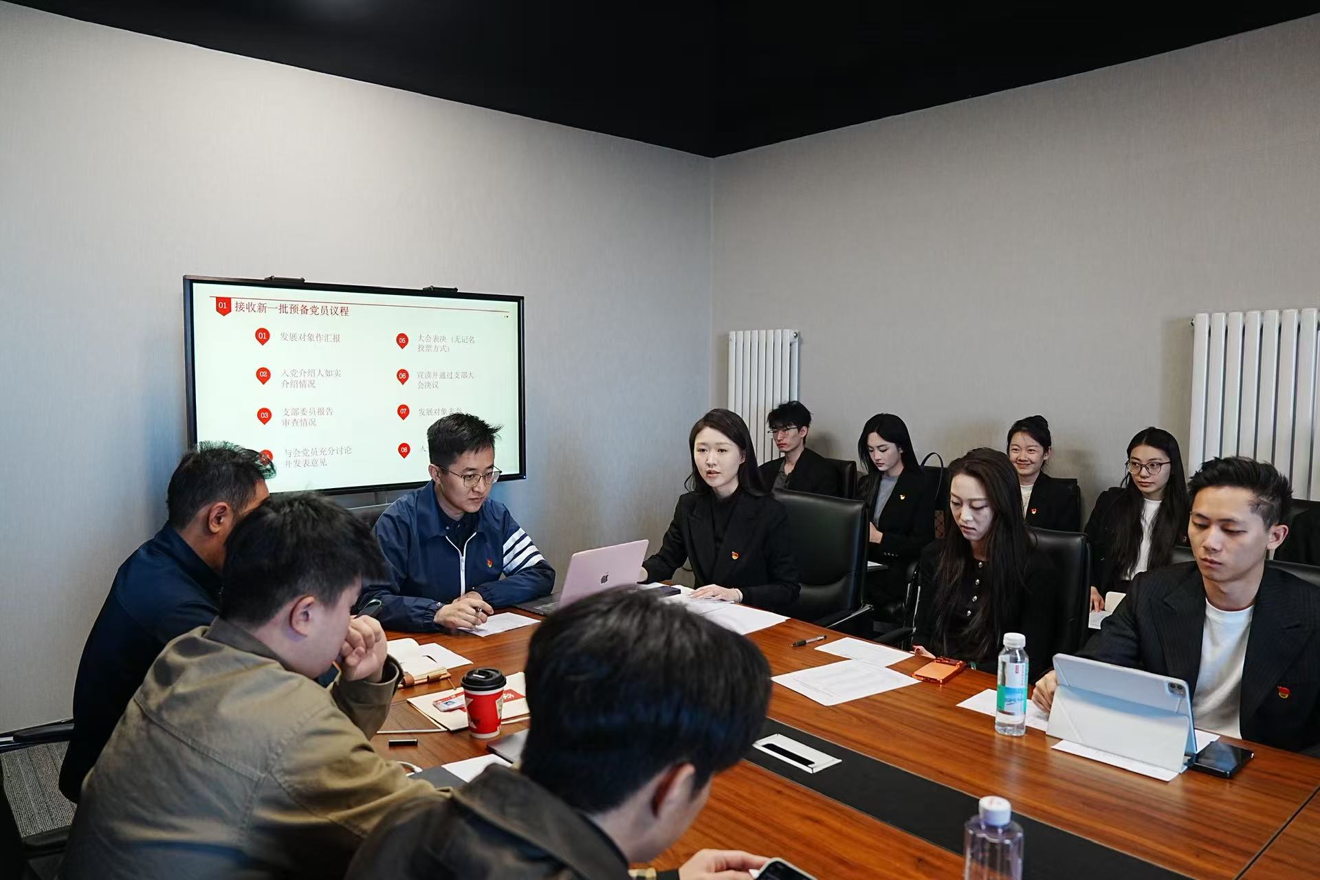 与会党员充分讨论 与会党员充分讨论