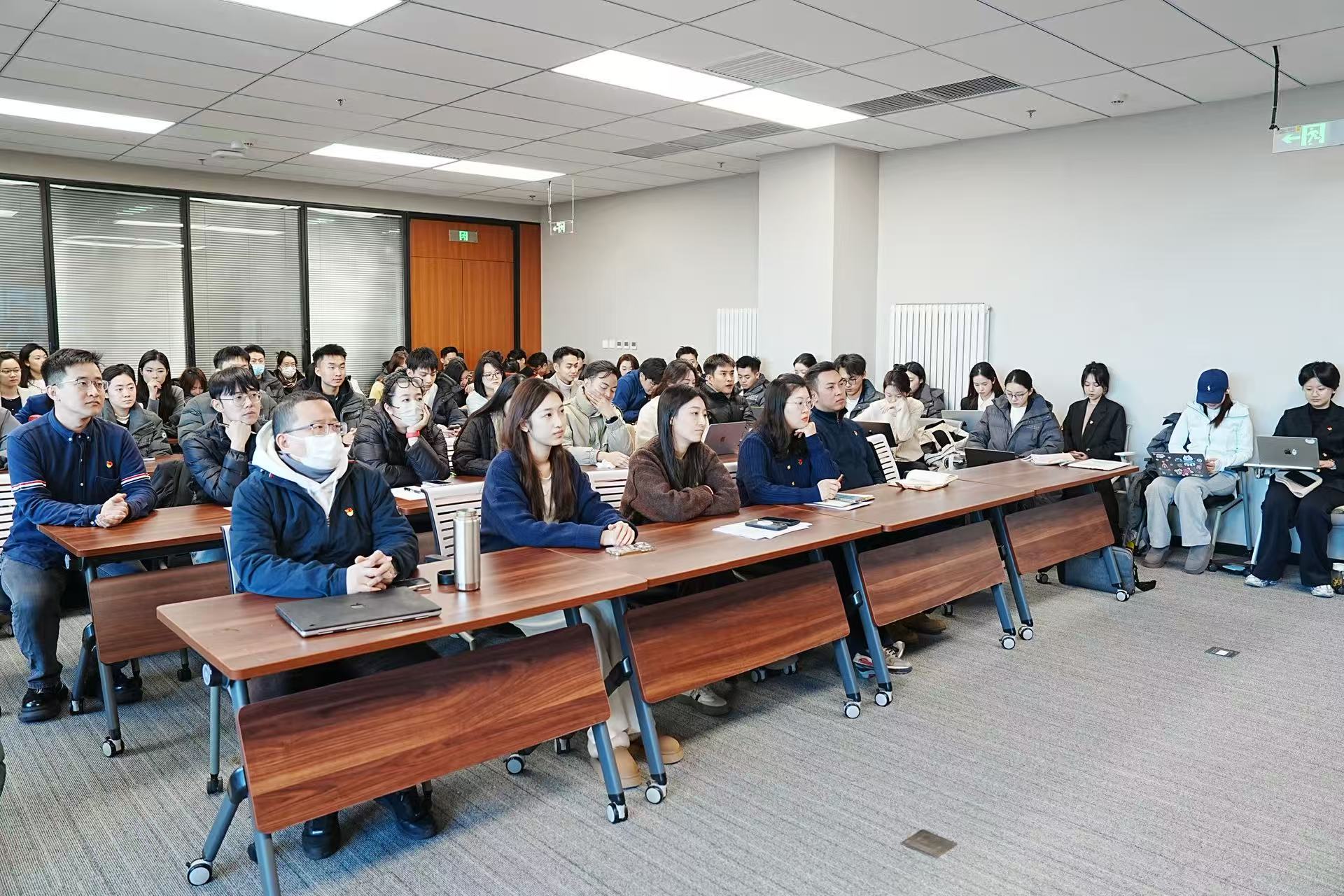 大家收看党课 大家收看党课