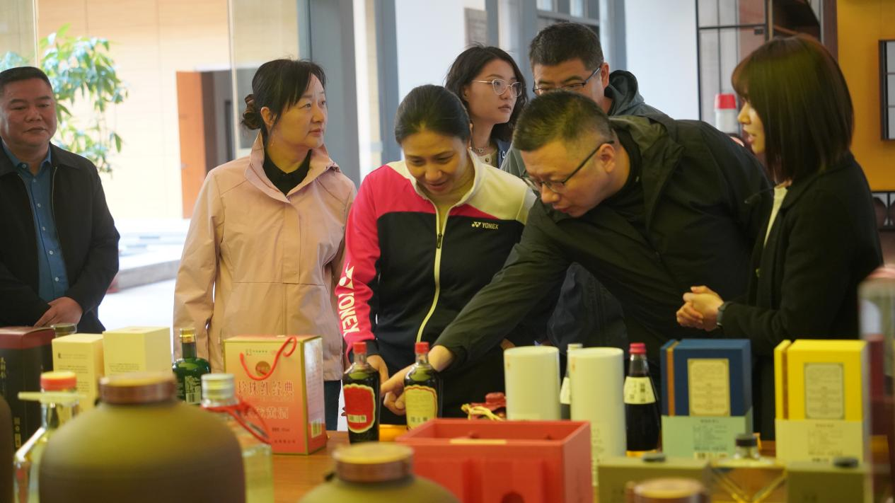 2025.12.15.艺术与设计学院“强国行”团队、湾区影视产业学院、体育学院共赴兴宁市开展“双百行动”结对共建调研(图片5) 2025.12.15.艺术与设计学院“强国行”团队、湾区影视产业学院、体育学院共赴兴宁市开展“双百行动”结对共建调研(图片5)