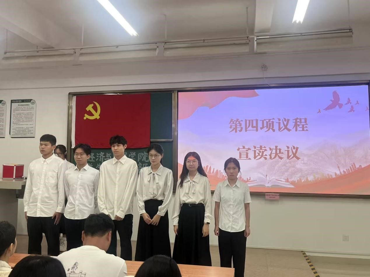 图6:六位同志听取表决结果 图6:六位同志听取表决结果