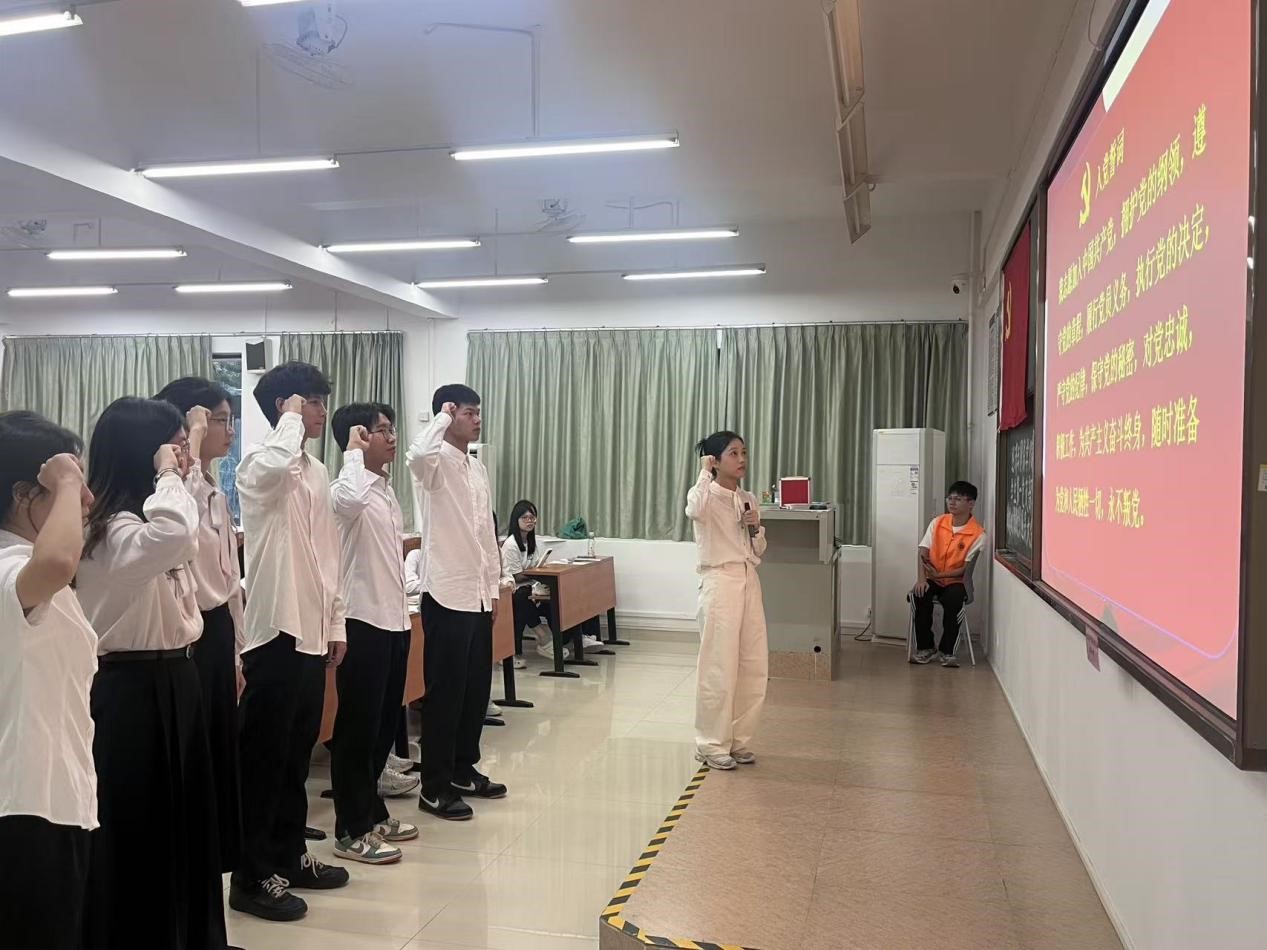 图7:新一批预备党员进行入党宣誓 图7:新一批预备党员进行入党宣誓