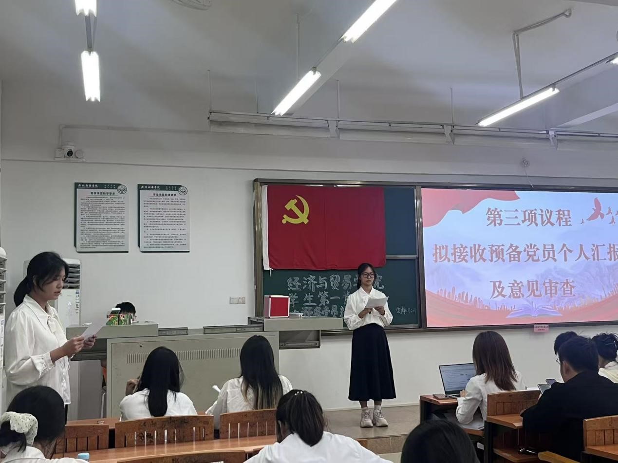 图3:监票员陈铭淳同志进行宣誓 图3:监票员陈铭淳同志进行宣誓