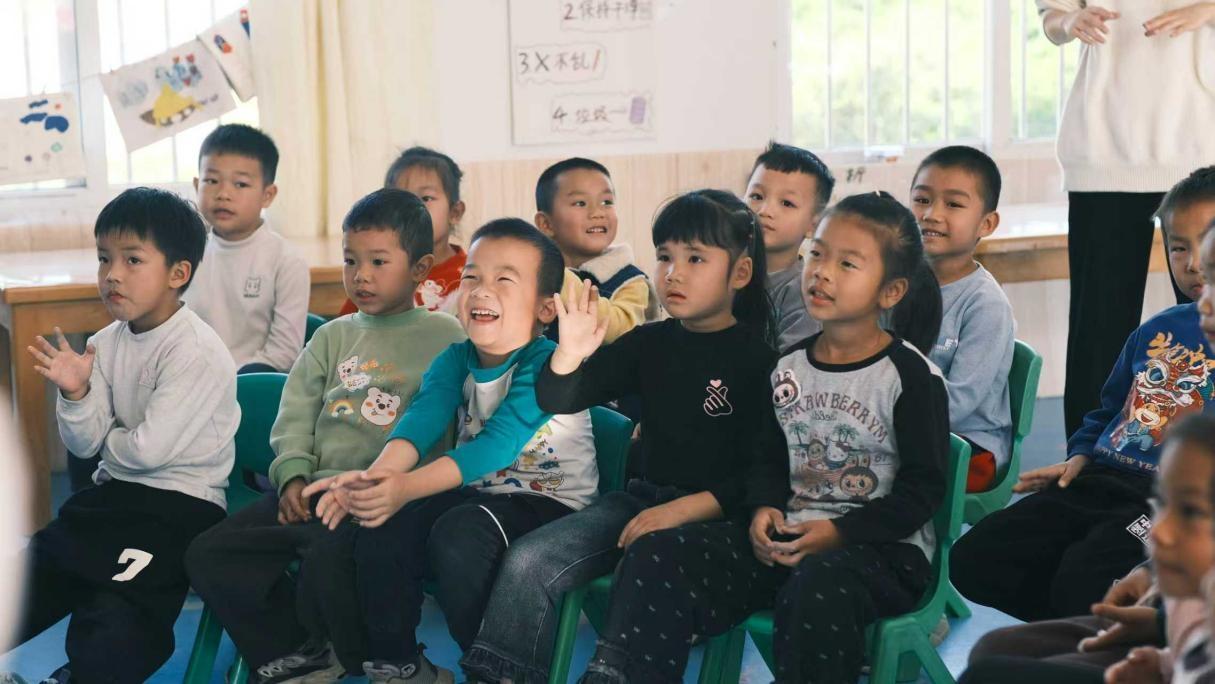 锣圩镇中心幼儿园小朋友聚精会神地聆听