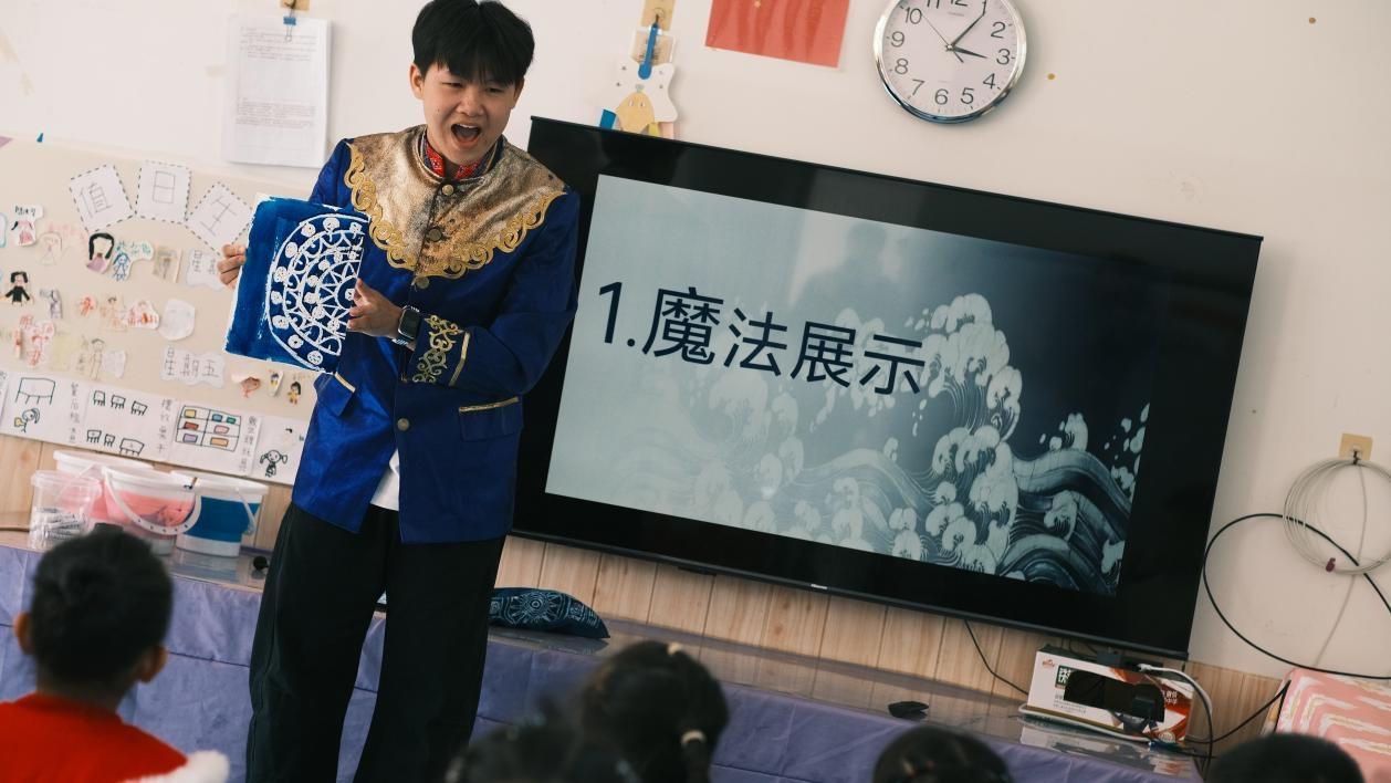 H3艺术支教协会的志愿者学生蔡覃维在授课