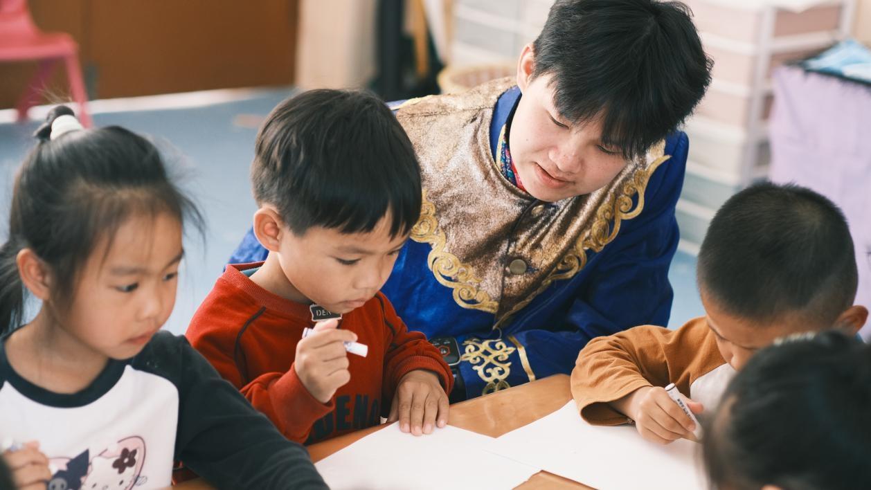 H3艺术支教协会的志愿者学生蔡覃维课堂指导