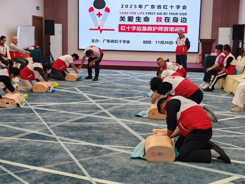 参训教师进行操作练习