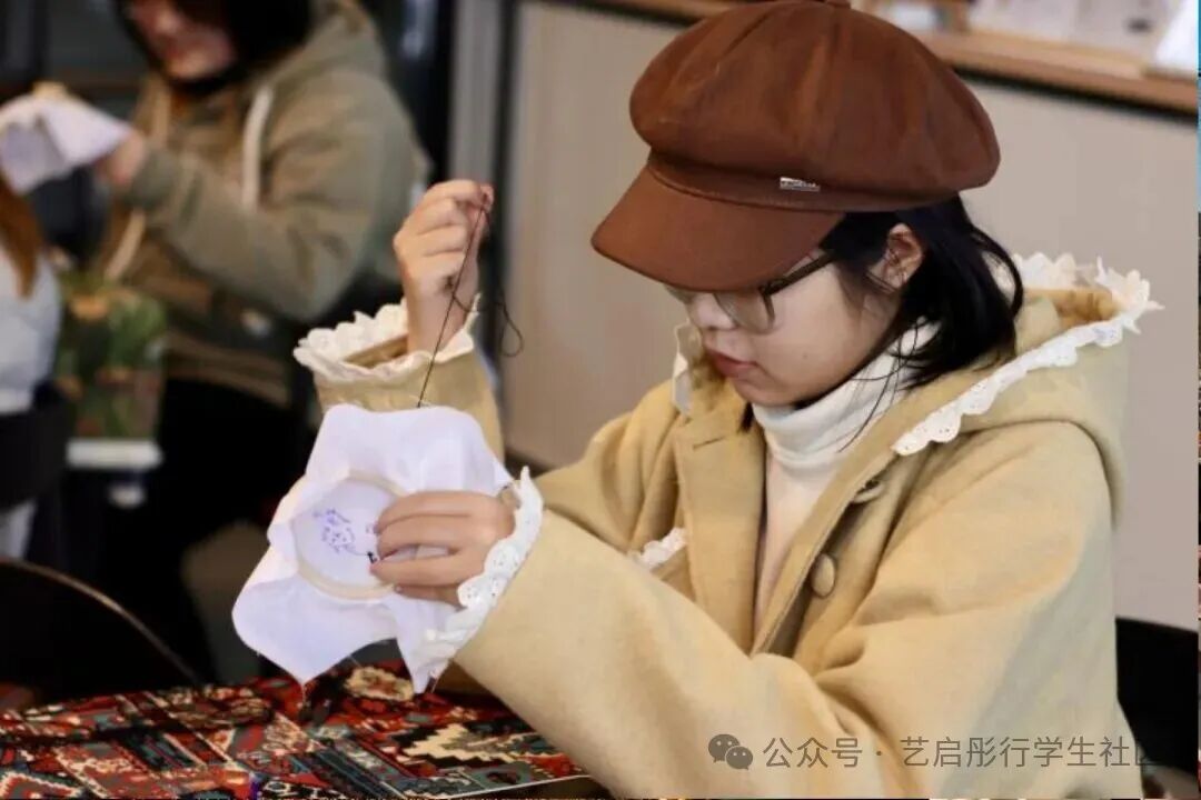 20251204针线传情,绣韵连心——“艺启美”刺绣主题美育沙龙成功举办摄影:梅煜琪 闵一宸2 20251204针线传情,绣韵连心——“艺启美”刺绣主题美育沙龙成功举办摄影:梅煜琪 闵一宸2