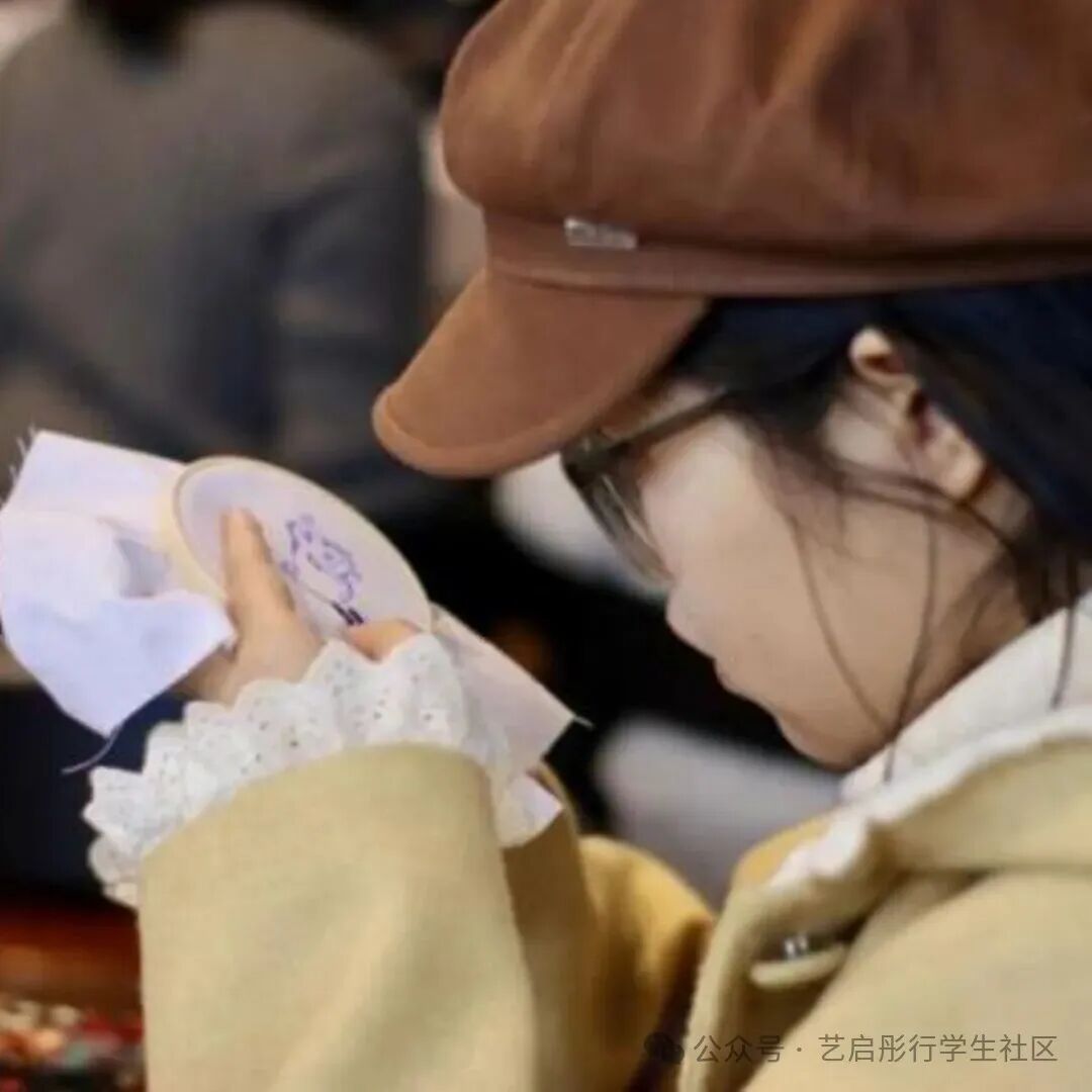 20251204针线传情,绣韵连心——“艺启美”刺绣主题美育沙龙成功举办摄影:梅煜琪 闵一宸4 20251204针线传情,绣韵连心——“艺启美”刺绣主题美育沙龙成功举办摄影:梅煜琪 闵一宸4