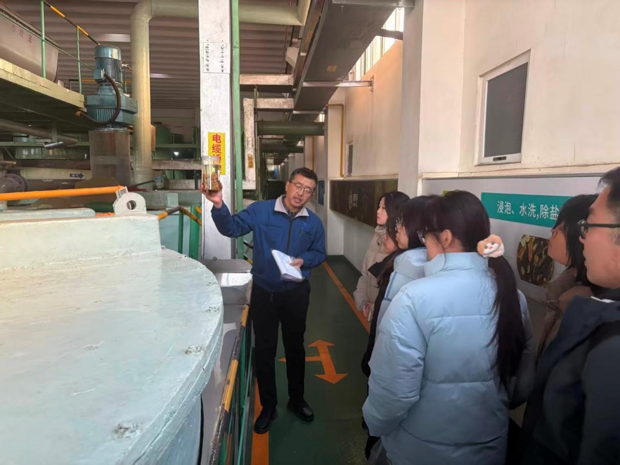 第一党支部师生参观生产车间