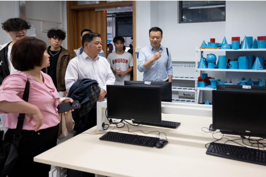 参观智能制造学院实训室