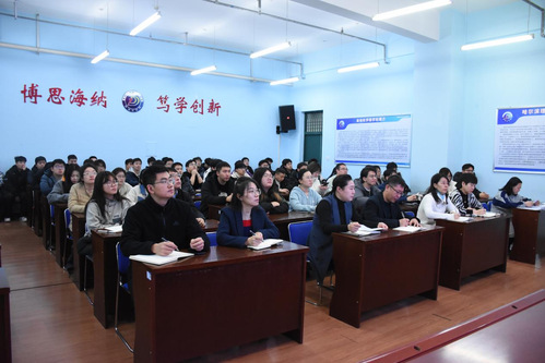 2全院师生专心聆听戴心睿老师的宣讲报告