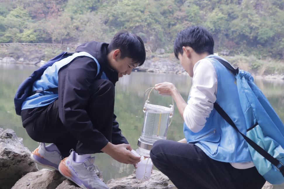 学生现场开展水质检测