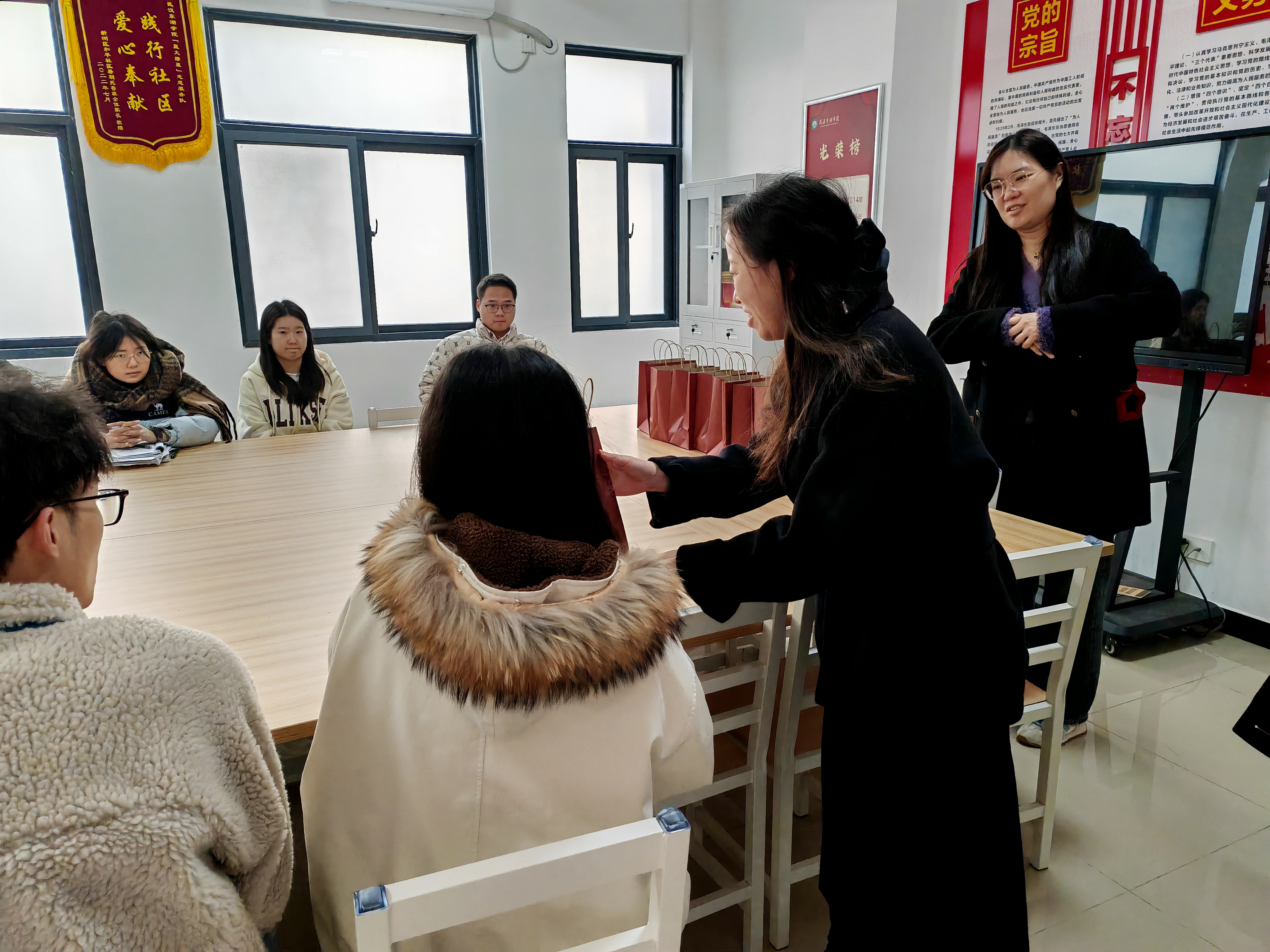 党总支书记、院长胡蕾与考生亲切交流