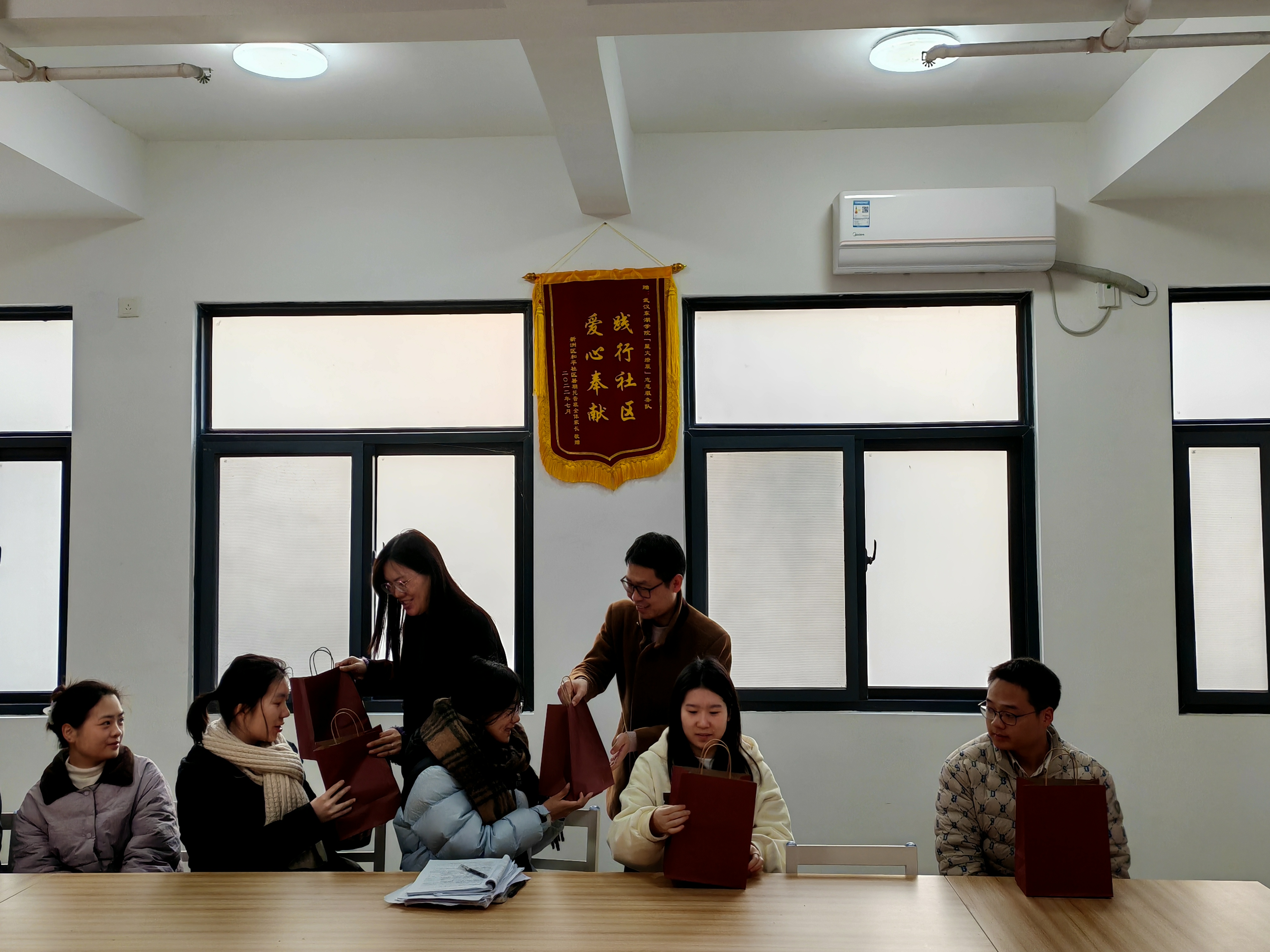 学院领导为考研学子赠送礼包