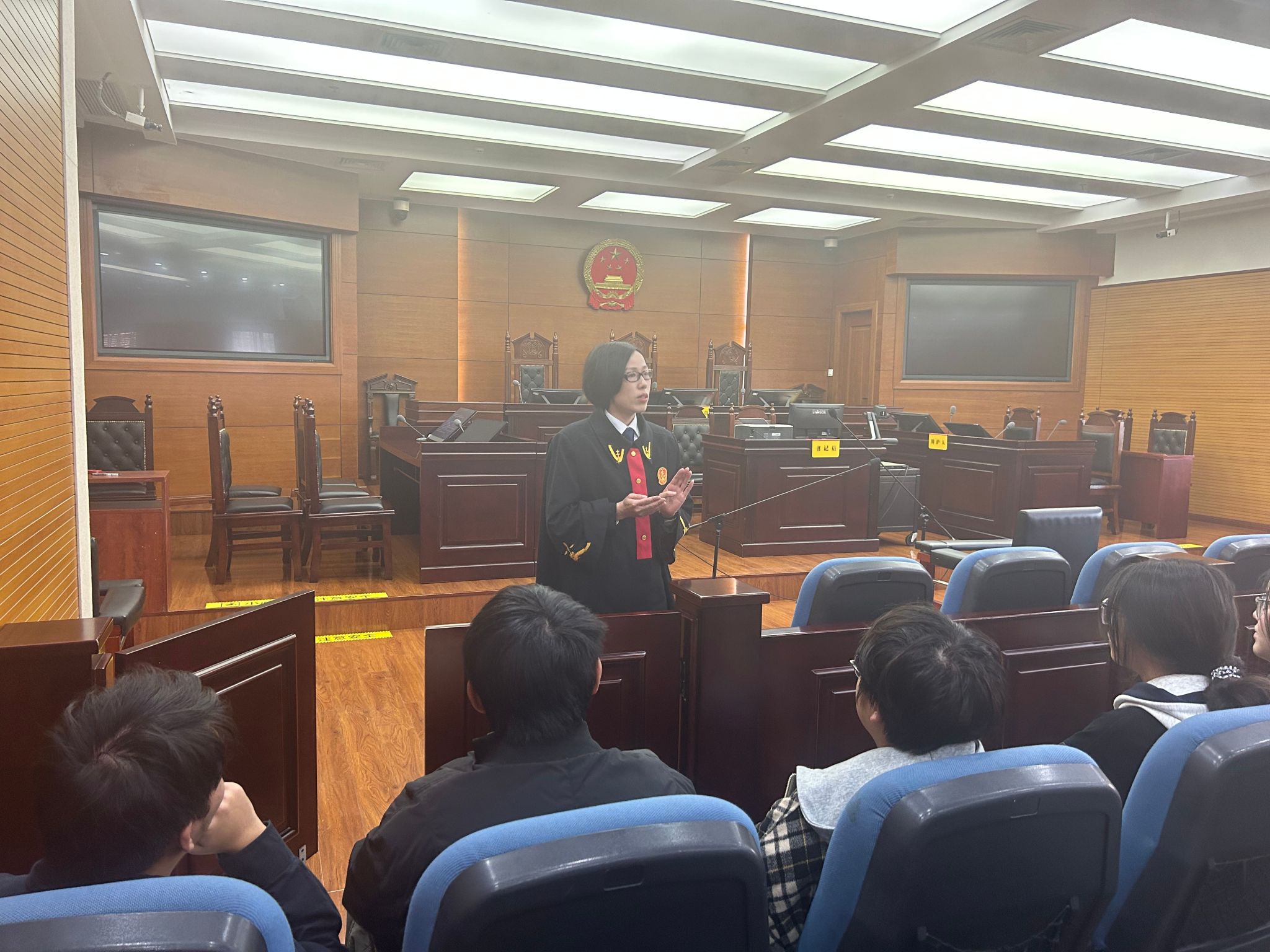 法官与同学互动交流 法官与同学互动交流