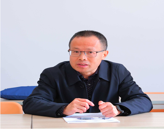 张祖华主持交流研讨