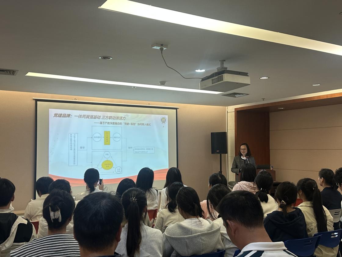 广西财经学院工商管理学院副院长、教工第二党支部书记陆丹丹分享支部工作经验