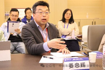 从上到下依次为：何中兵、焦念涛、张晴、徐芹、邓晓辉、姜忠辉（主持）