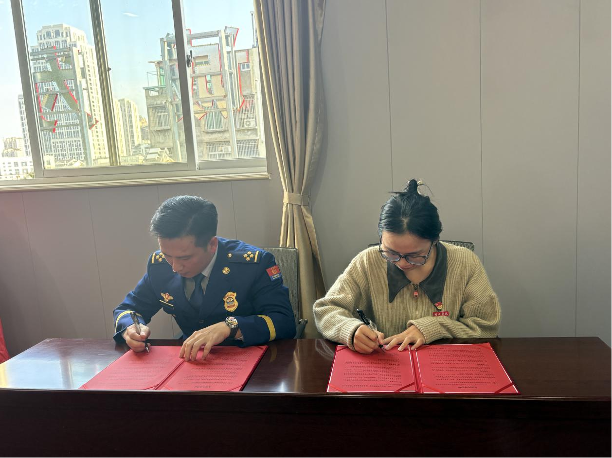 图为双方代表签约现场。