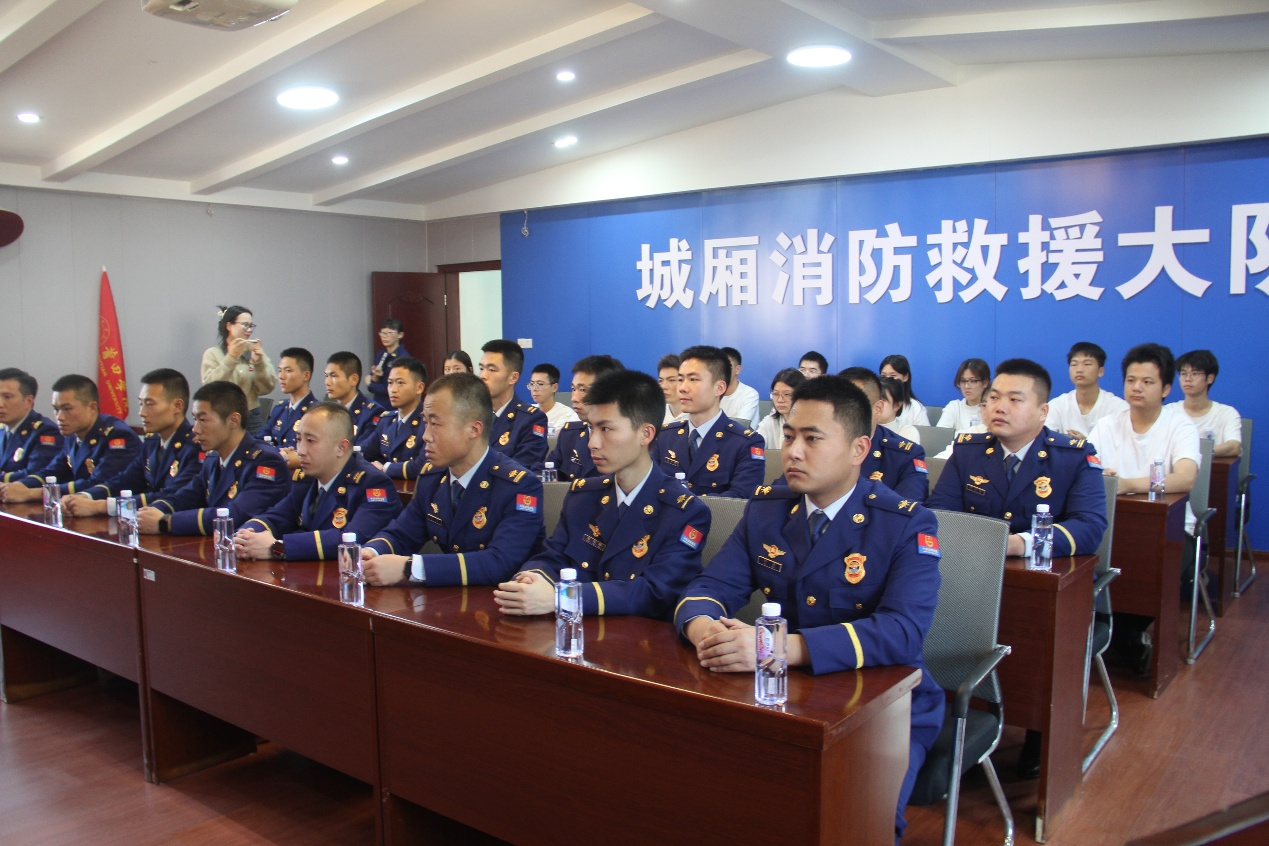 图为座谈会现场