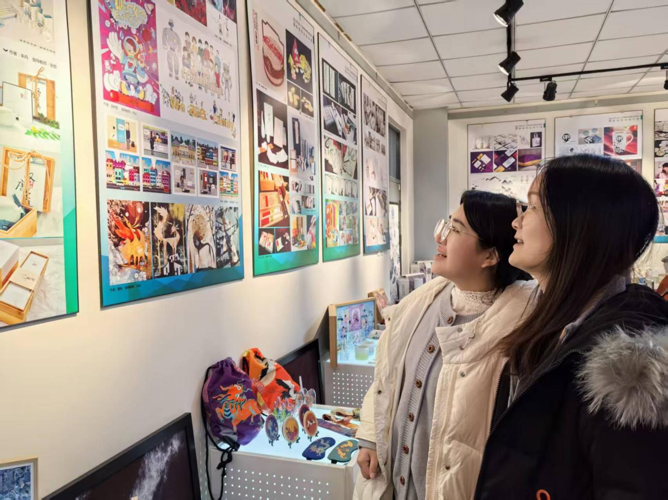 01医科大学师生参观艺术学院展厅 01医科大学师生参观艺术学院展厅