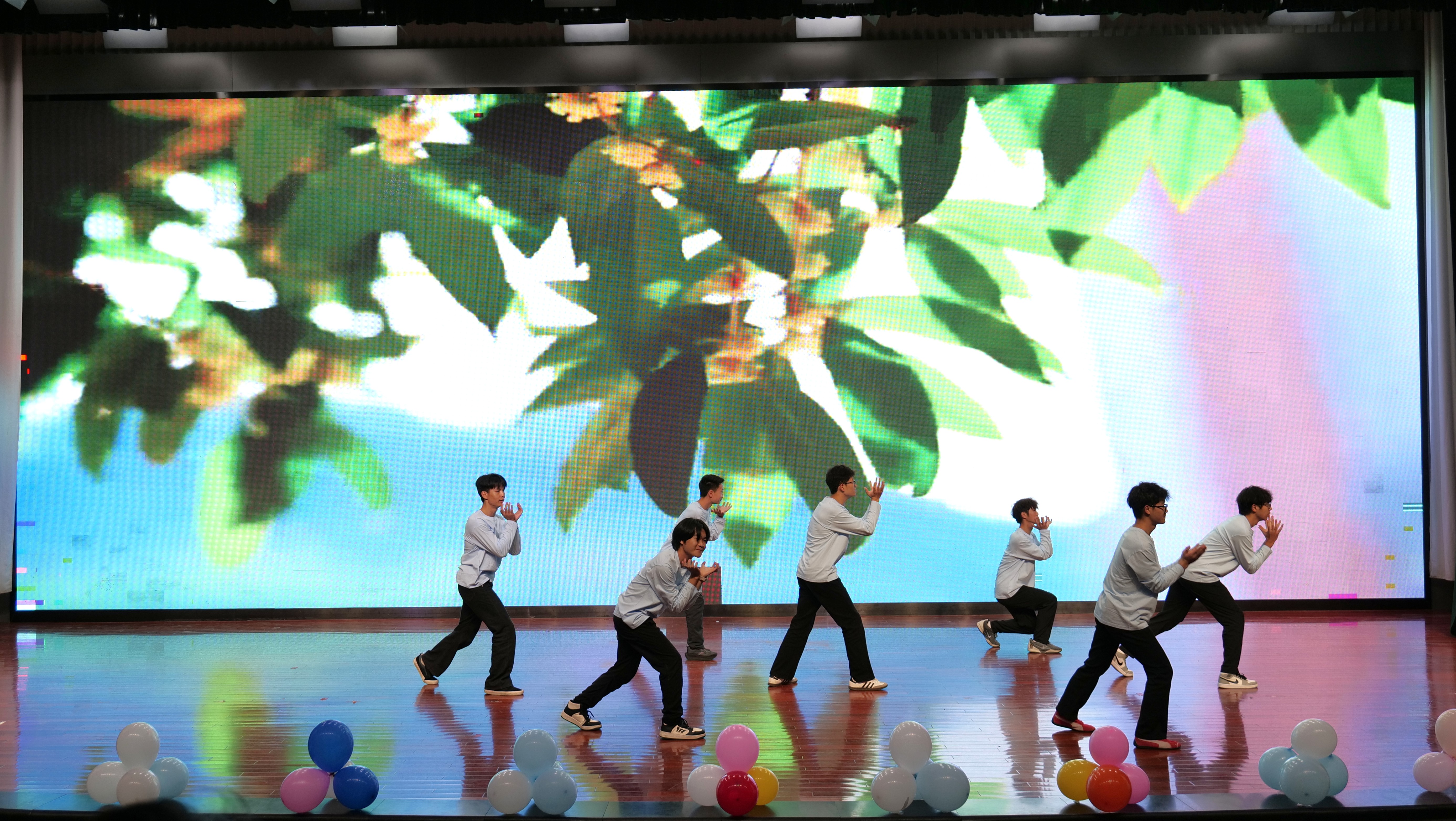 舞蹈《让我们一起出发吧》