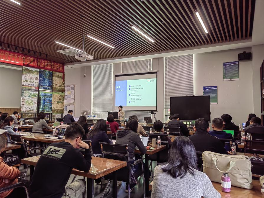 华学公司讲师梁婉玲做《专利检索》培训