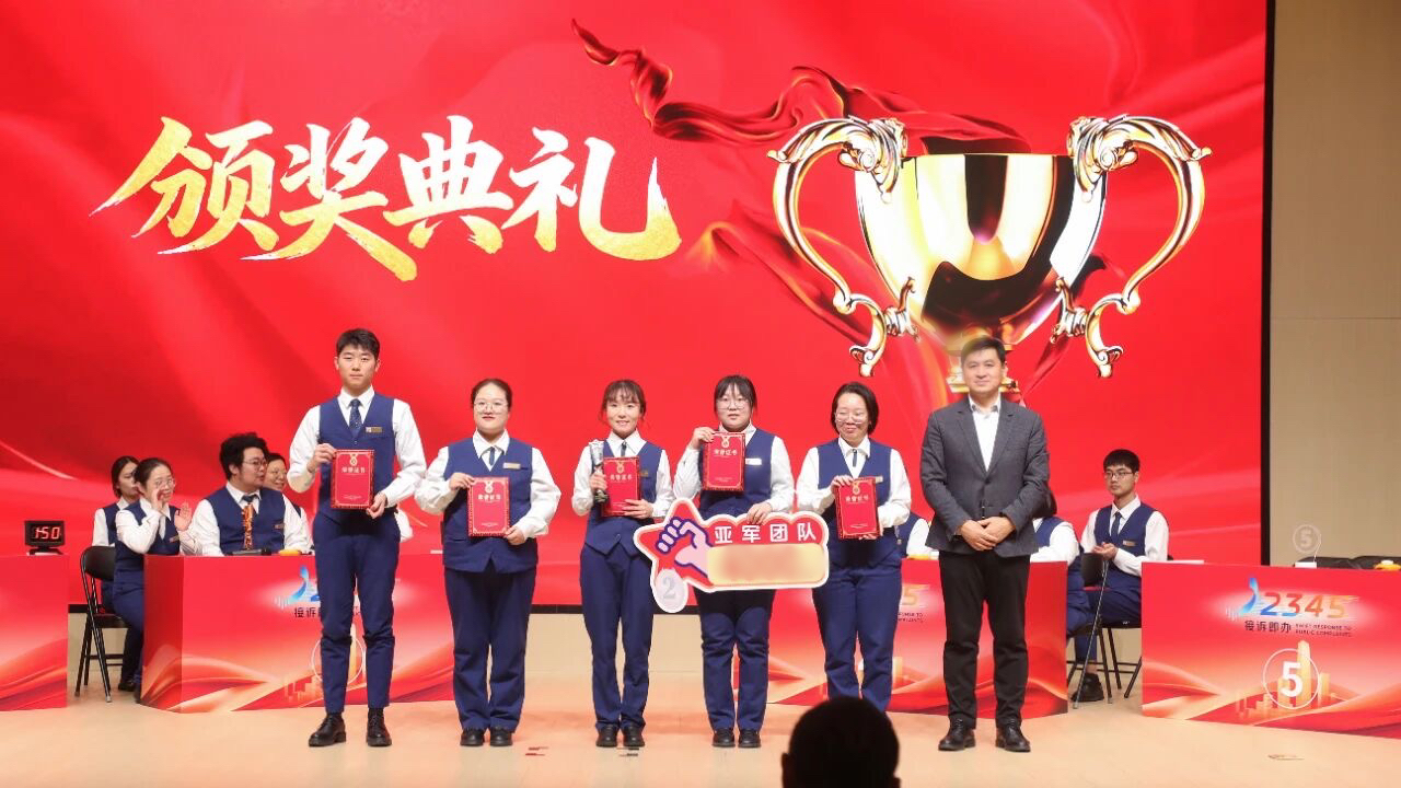 杨志成书记颁发证书 杨志成书记颁发证书