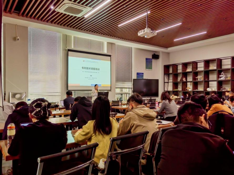 华学公司合伙人裘晖做《专利技术挖掘》培训