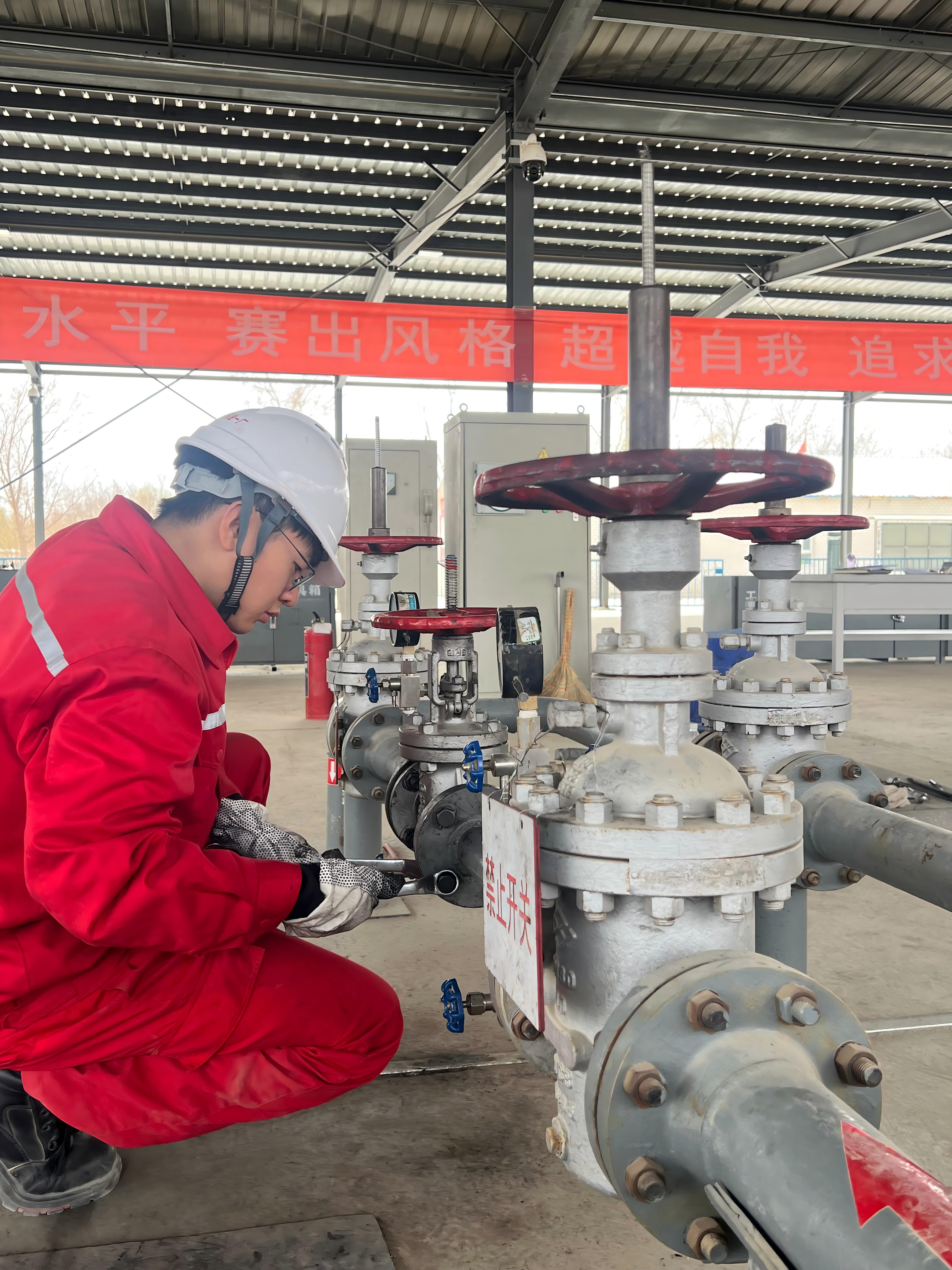 西南石油大学 张卿炀在现场一线检查管道