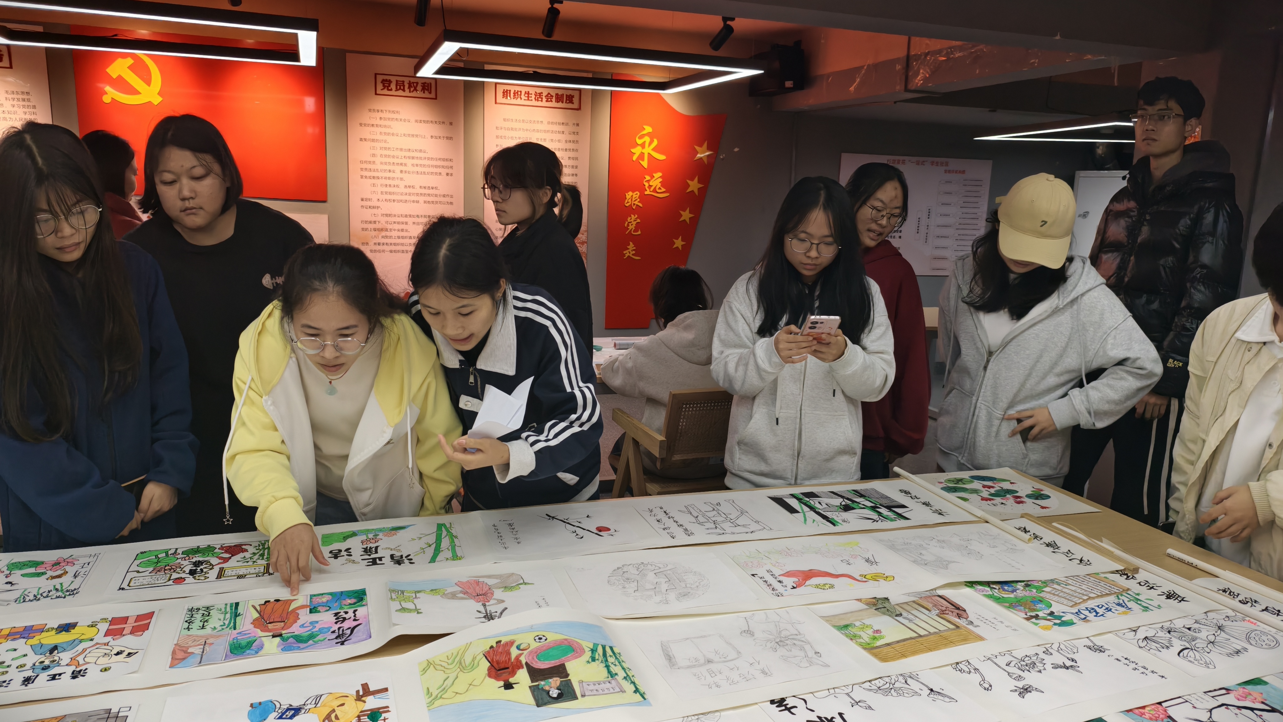 信息工程学院学生党支部开展“以笔绘廉,以画传正”廉洁书写卷轴创作活动 - 桂林学院理工学院学生党支部 - 思政网育人号