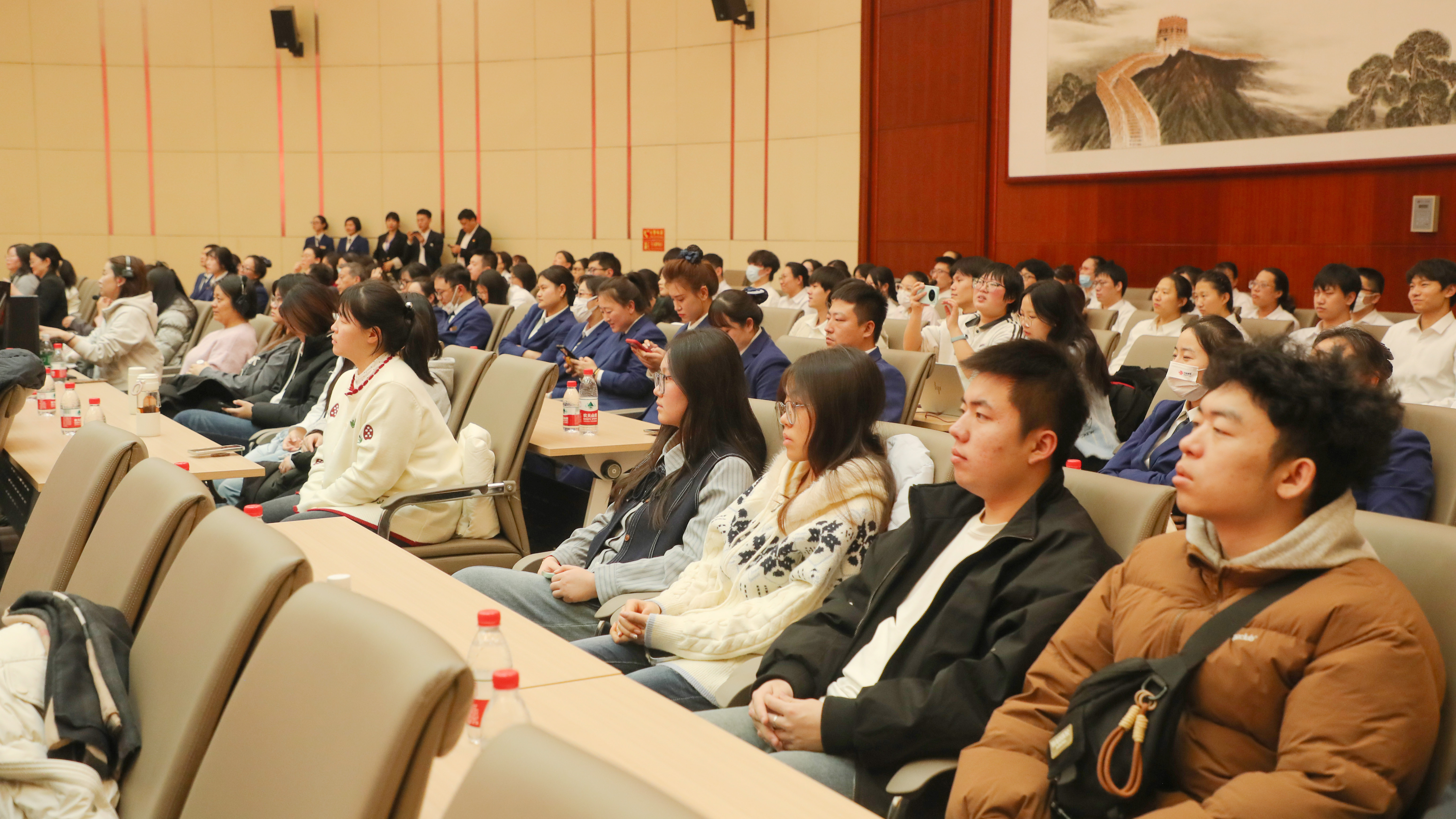 学院师生现场观赛 学院师生现场观赛