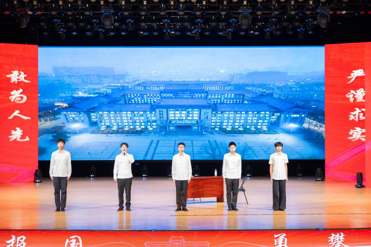 传承弘扬哈军工精神 2025级新生同上强国强军“大思政课” p10