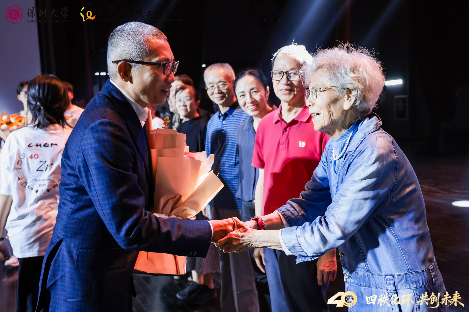 陈一丹校友带领大学生为荣休教师献花