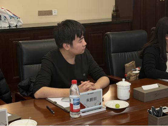 图为我校马院朱鹏圳老师交流发言