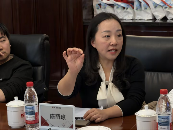 图为我校马院陈丽琼副院长交流发言