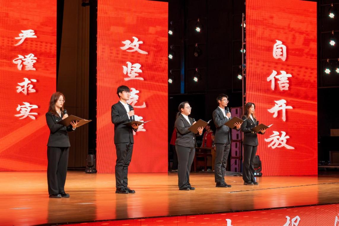 传承弘扬哈军工精神 2025级新生同上强国强军“大思政课” p4