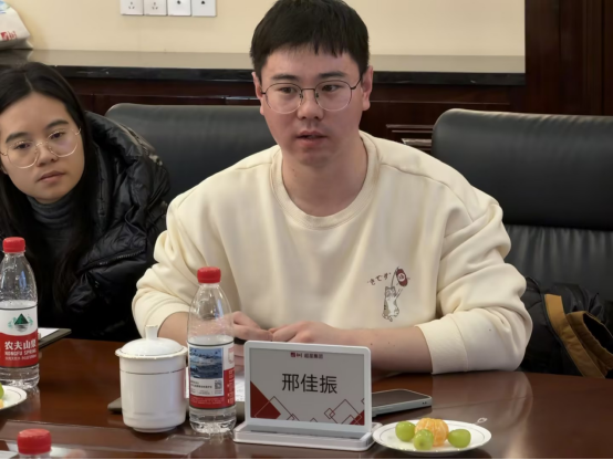 图为我校马院邢佳振老师交流发言