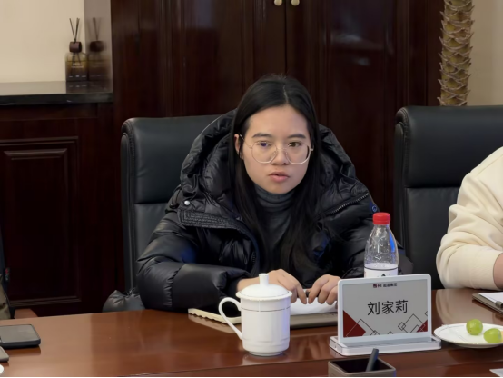 图为我校马院刘家莉老师交流发言