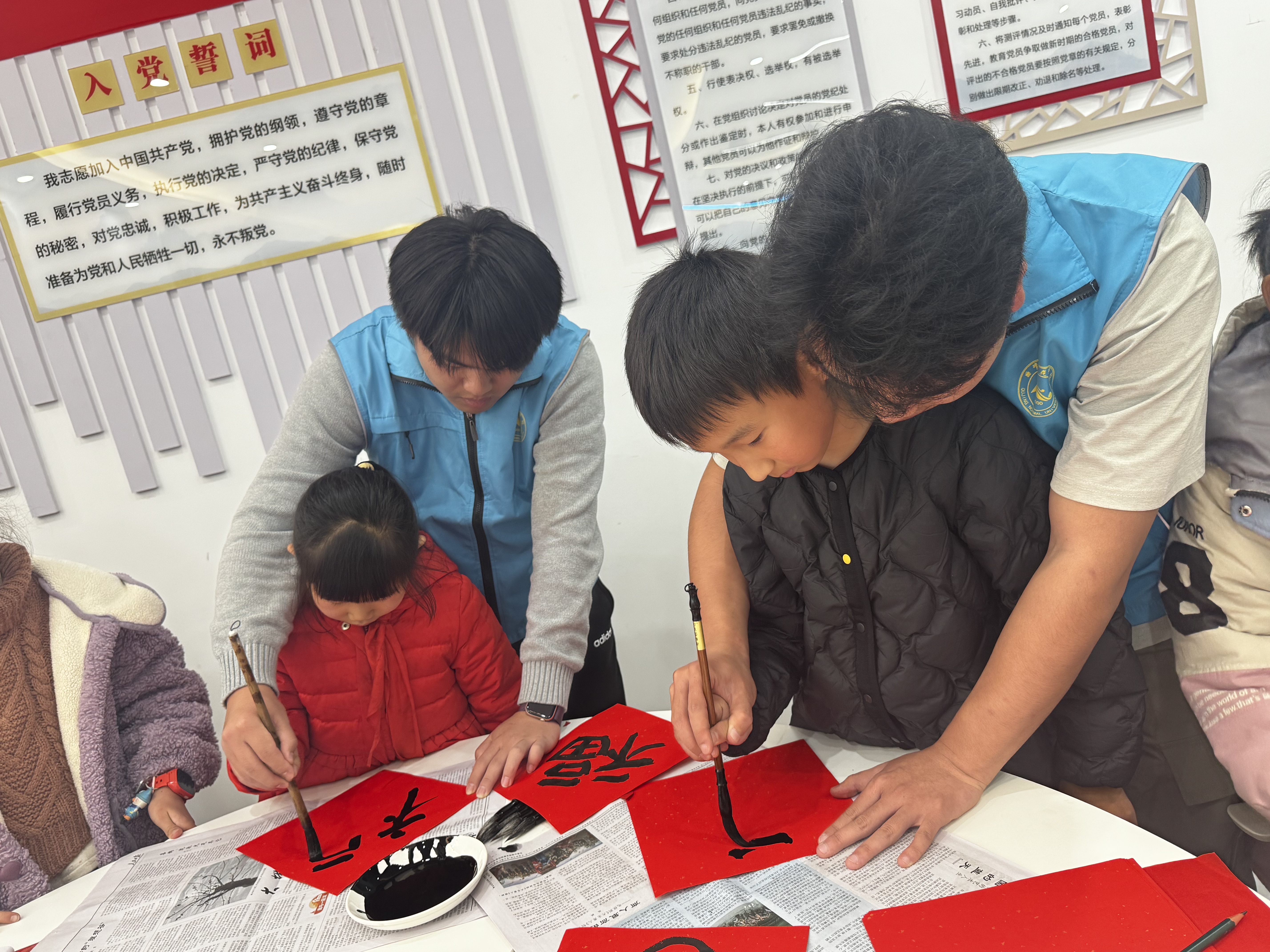 平安社区教孩子们剪窗花、写福字 平安社区教孩子们剪窗花、写福字